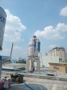 Quy Trình Sửa Bồn Nước Tại Nhà Chuyên Nghiệp Để đảm bảo sửa nhanh – đúng kỹ thuật – bền lâu, Thợ Việt Tài Năng áp dụng quy trình chuyên nghiệp 6 bước như sau: ✔ Tiếp nhận yêu cầu 24/7 Khách hàng liên hệ qua hotline 0933.398.4598 hoặc website thoviettainang.vn. Nhân viên ghi nhận sự cố và sắp xếp thợ đến nhanh nhất. ✔ Kiểm tra thực tế tại nhà Thợ kỹ thuật đến tận nơi, kiểm tra toàn bộ tình trạng bồn nước, phao, đường ống cấp/xả và chân đế để xác định nguyên nhân hư hỏng. ✔ Báo giá minh bạch Thông báo phương án xử lý và chi phí cụ thể. Chỉ tiến hành sửa chữa khi khách hàng đồng ý, cam kết không phát sinh phụ phí. ✔ Tiến hành sửa chữa đúng kỹ thuật Hàn – trám rò rỉ, thay phao, gia cố chân đế, xử lý tắc nghẽn… bằng dụng cụ chuyên dụng, đảm bảo độ bền lâu dài. ✔ Kiểm tra vận hành & bàn giao Cho bồn hoạt động thử, kiểm tra áp lực nước, độ kín và độ an toàn trước khi bàn giao cho khách sử dụng. ✔ Bảo hành sau sửa chữa Cung cấp bảo hành minh bạch, hỗ trợ nhanh nếu sự cố phát sinh trong quá trình sử dụng.